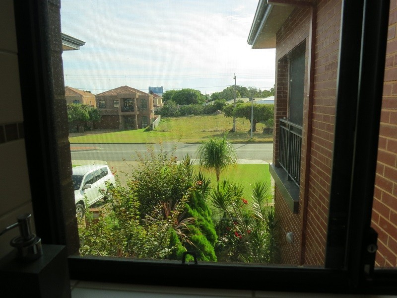 2/9 Victoria Street, Rockingham WA 6168