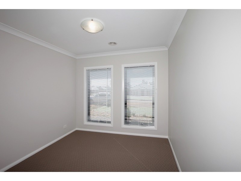 3 Hollows Crescent, Lloyd NSW 2650