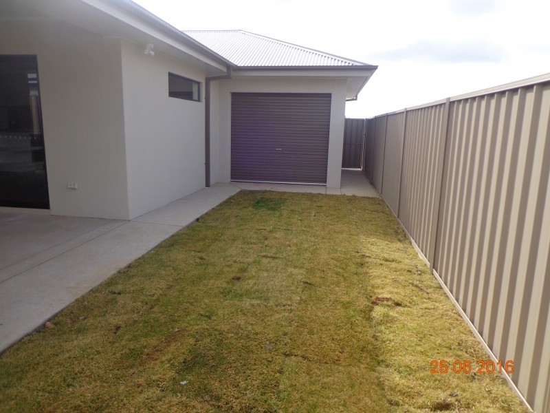 3 Hollows Crescent, Lloyd NSW 2650