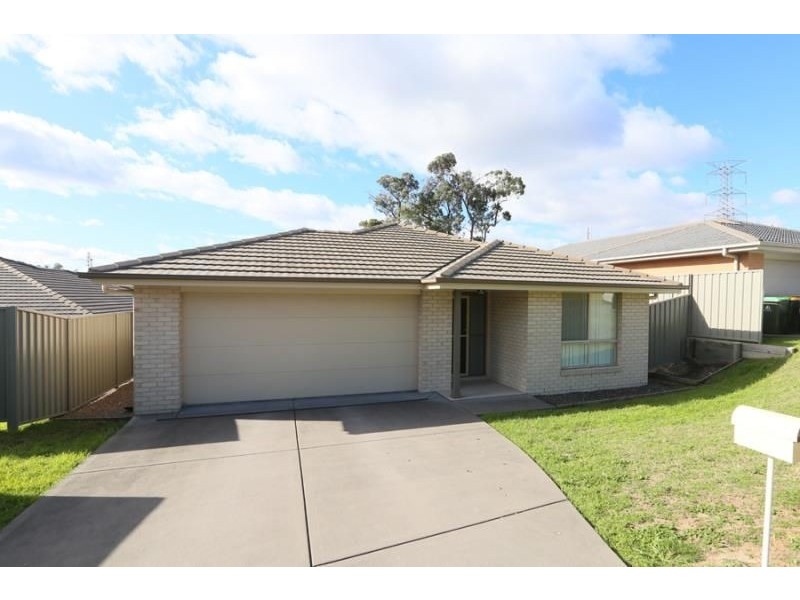 8 Devonshire Street, Cameron Park NSW 2285