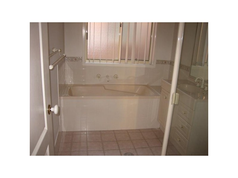 8 Chestnut Crescent, Prestons NSW 2170