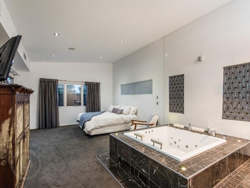 118 Barton Road, Hawthorne QLD 4171