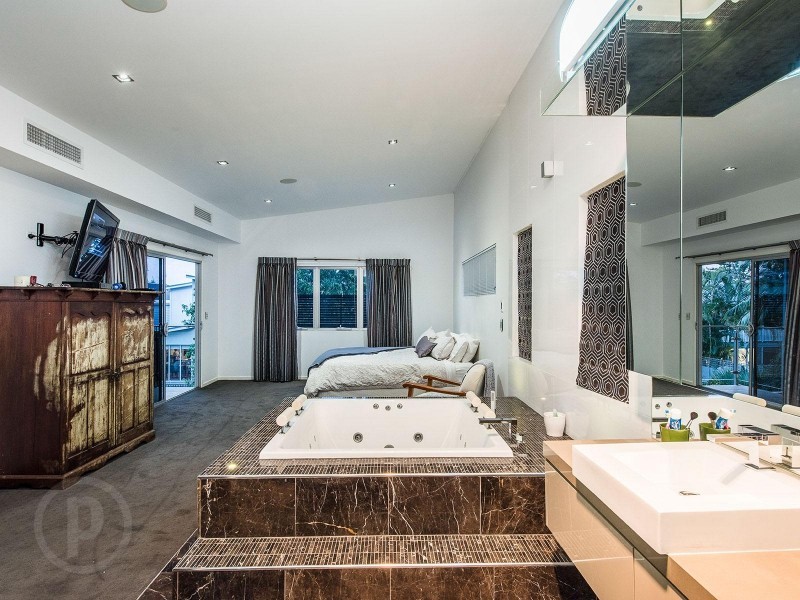 118 Barton Road, Hawthorne QLD 4171