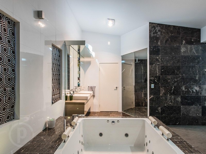 118 Barton Road, Hawthorne QLD 4171