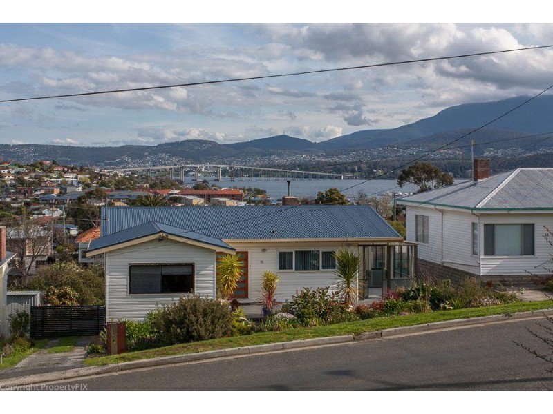 1/79 Malunna Road, Lindisfarne TAS 7015