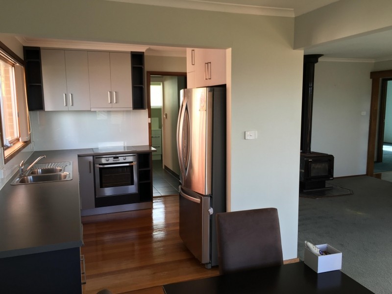 8 Susan Parade, Lenah Valley TAS 7008