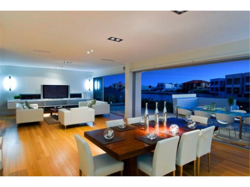 9 Royal Albert Crescent, Sovereign Islands QLD 4216