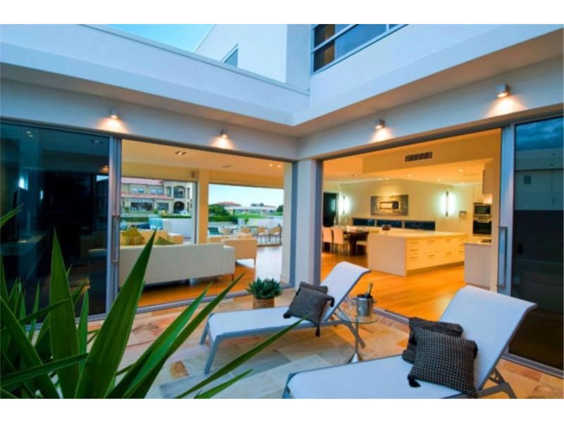 9 Royal Albert Crescent, Sovereign Islands QLD 4216