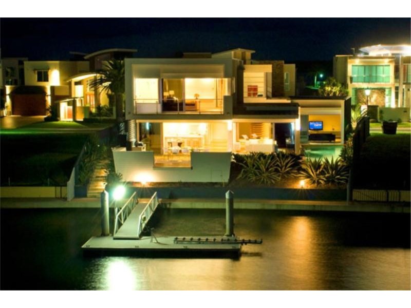9 Royal Albert Crescent, Sovereign Islands QLD 4216