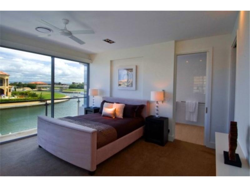 9 Royal Albert Crescent, Sovereign Islands QLD 4216