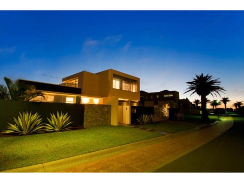 9 Royal Albert Crescent, Sovereign Islands QLD 4216