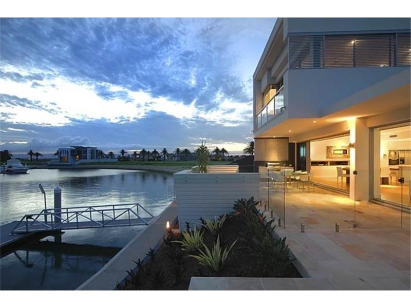 9 Royal Albert Crescent, Sovereign Islands QLD 4216