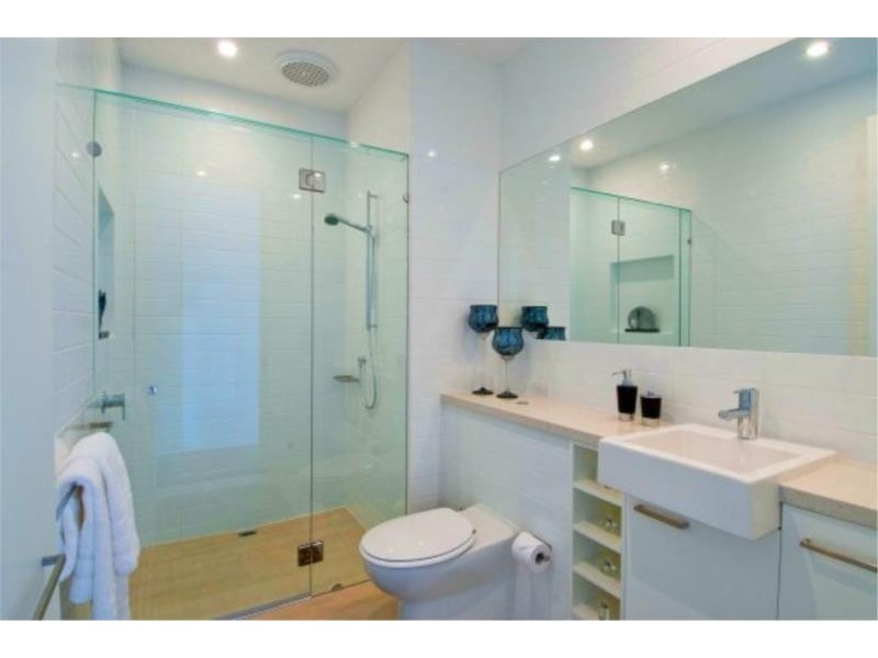 9 Royal Albert Crescent, Sovereign Islands QLD 4216