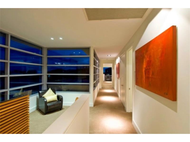 9 Royal Albert Crescent, Sovereign Islands QLD 4216