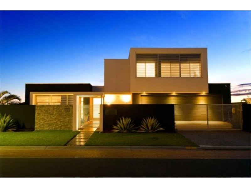 9 Royal Albert Crescent, Sovereign Islands QLD 4216