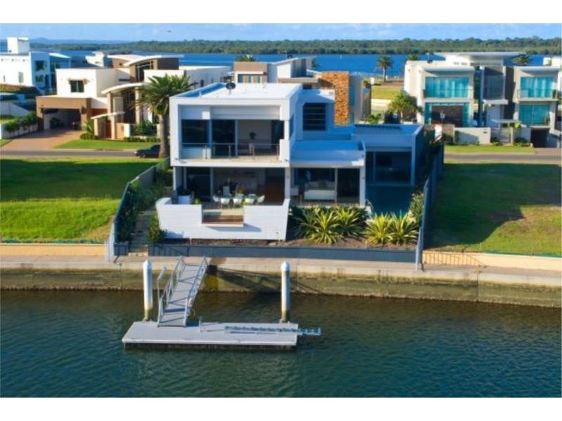 9 Royal Albert Crescent, Sovereign Islands QLD 4216