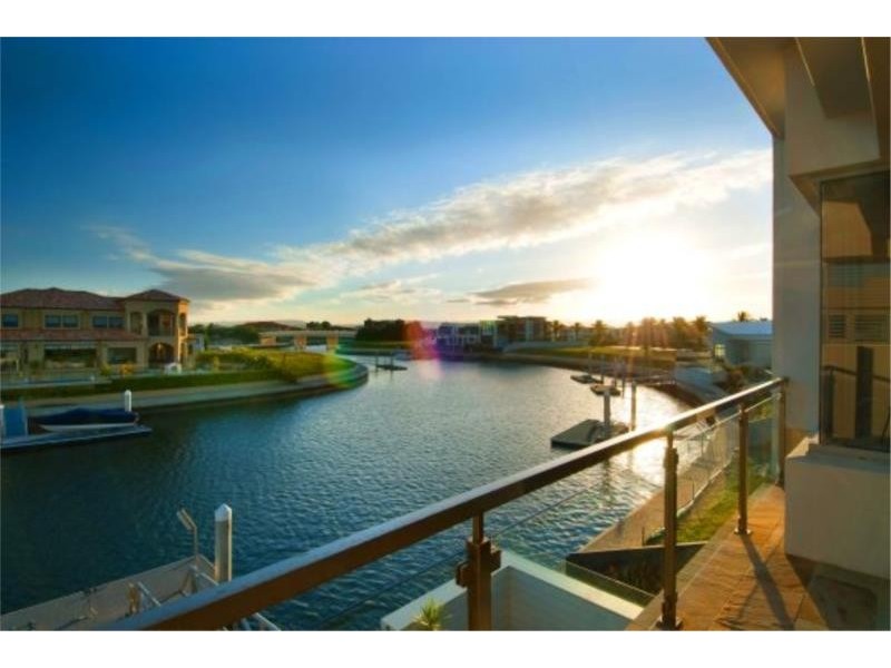 9 Royal Albert Crescent, Sovereign Islands QLD 4216