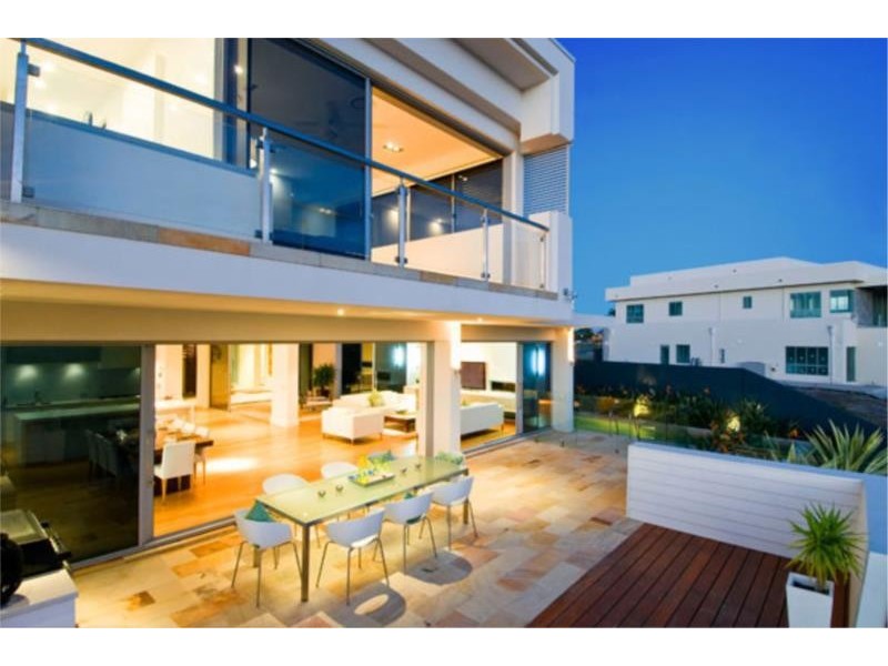 9 Royal Albert Crescent, Sovereign Islands QLD 4216