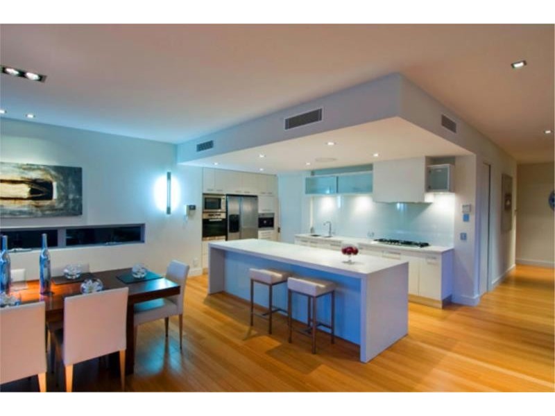 9 Royal Albert Crescent, Sovereign Islands QLD 4216