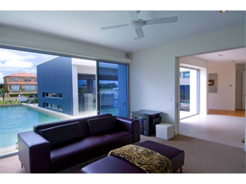 9 Royal Albert Crescent, Sovereign Islands QLD 4216