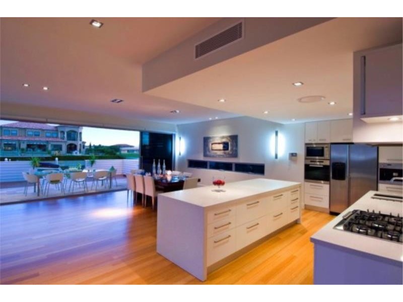 9 Royal Albert Crescent, Sovereign Islands QLD 4216