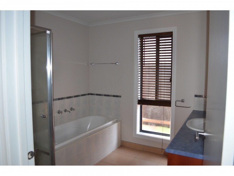 33 McArthurs Road, South Morang VIC 3752