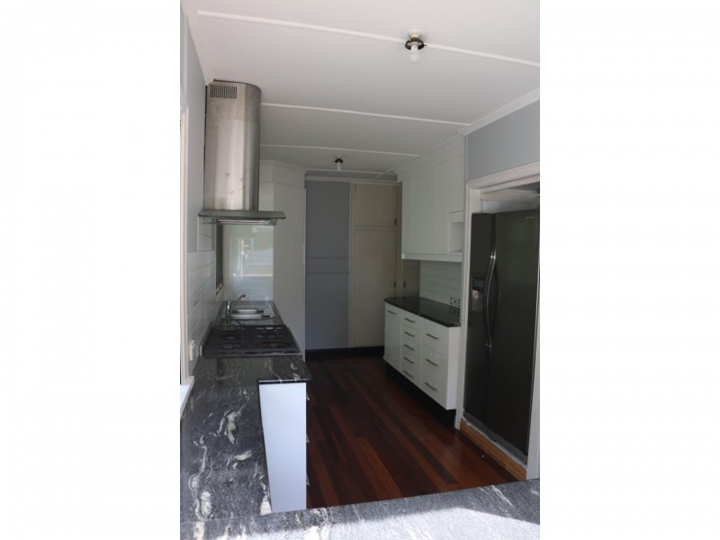 122 Victor Street, Holland Park QLD 4121