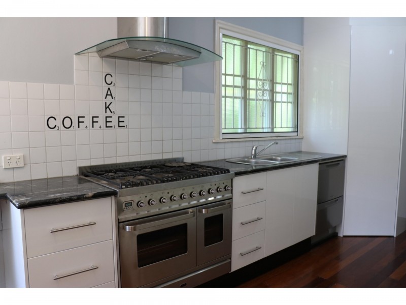 122 Victor Street, Holland Park QLD 4121