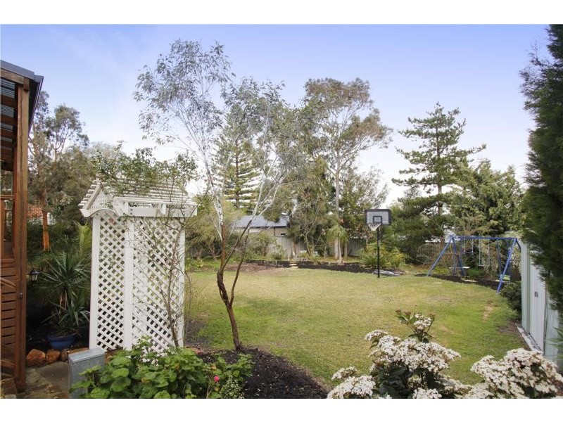 3 Redwood Crescent, Melville WA 6156