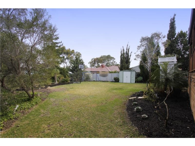 3 Redwood Crescent, Melville WA 6156