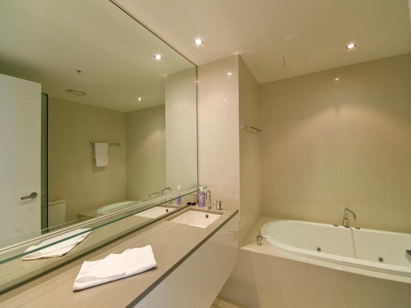9 Ferny Avenue, Surfers Paradise QLD 4217