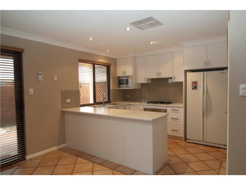 6/200 BURSLEM DRIVE, Maddington WA 6109