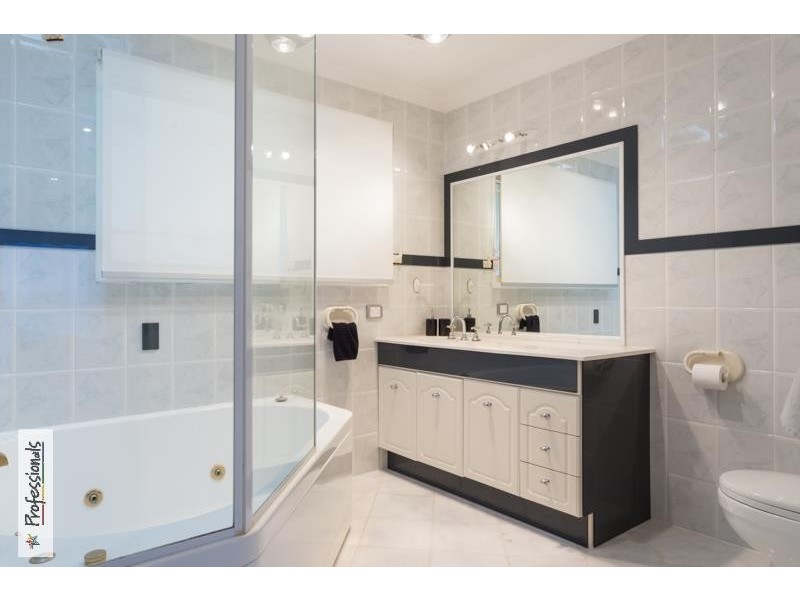 127 Shore Street North, Cleveland QLD 4163