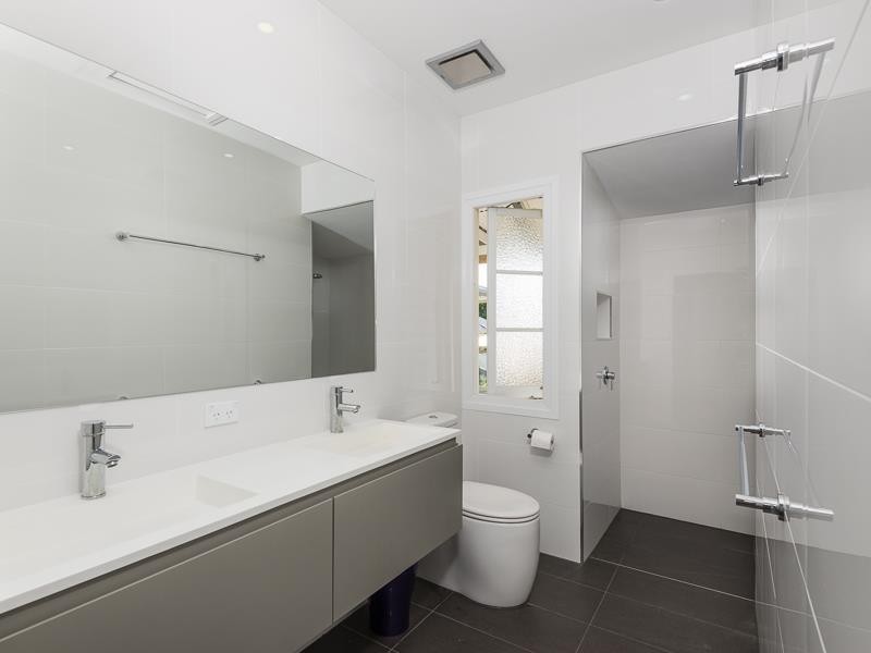 41 Russell Avenue, Norman Park QLD 4170