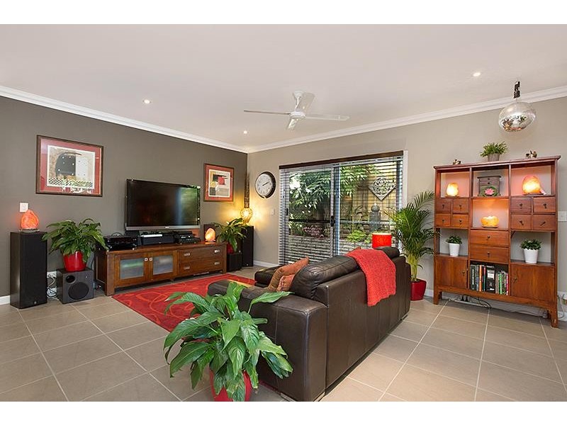8 Little Bennett Street, Norman Park QLD 4170