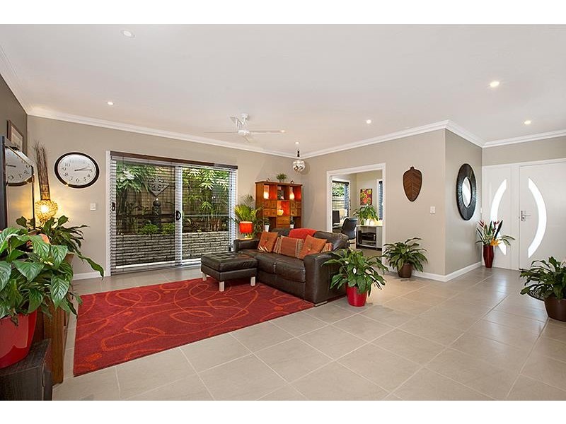 8 Little Bennett Street, Norman Park QLD 4170