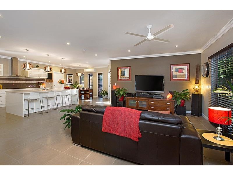 8 Little Bennett Street, Norman Park QLD 4170