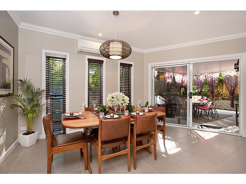 8 Little Bennett Street, Norman Park QLD 4170