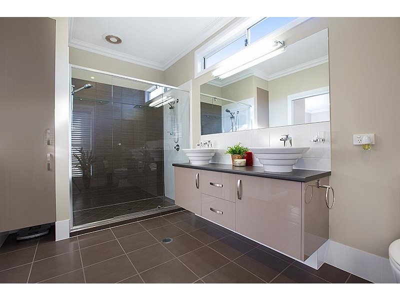 8 Little Bennett Street, Norman Park QLD 4170