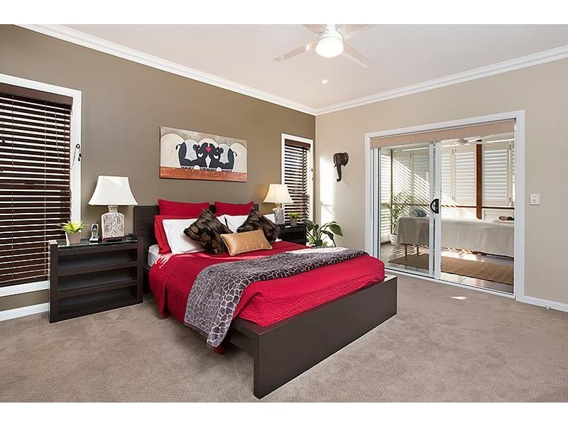 8 Little Bennett Street, Norman Park QLD 4170