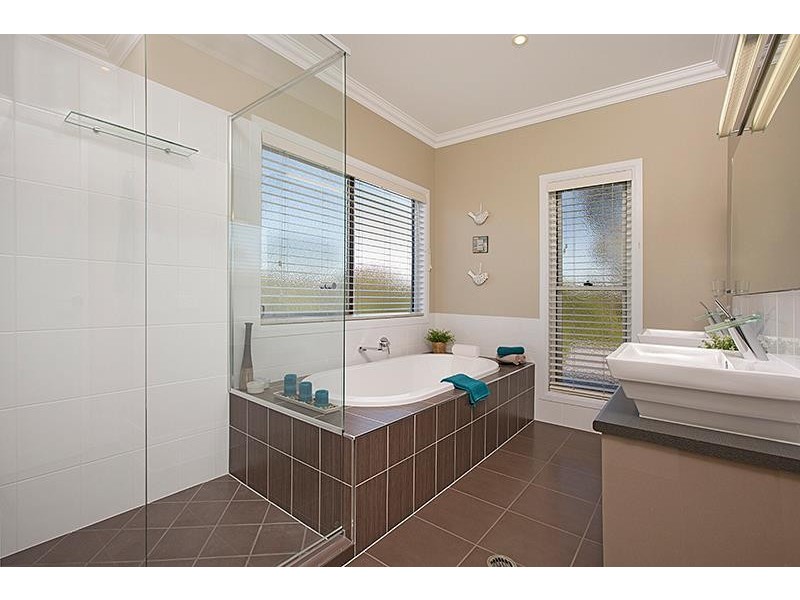 8 Little Bennett Street, Norman Park QLD 4170