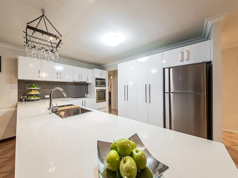 8 Lychee Place, Belmont QLD 4153