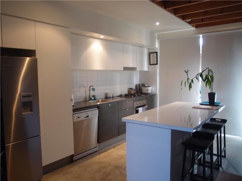 18 Lakefront Crescent, Varsity Lakes QLD 4227