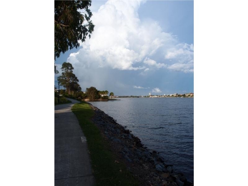 18 Lakefront Crescent, Varsity Lakes QLD 4227