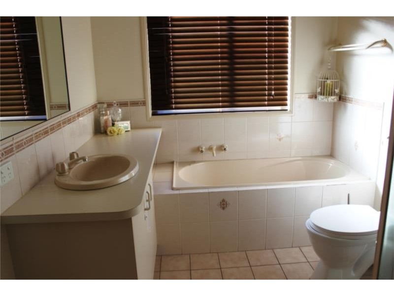 6 Alroe Ct, Kearneys Spring QLD 4350