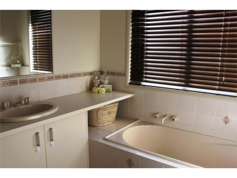 6 Alroe Ct, Kearneys Spring QLD 4350