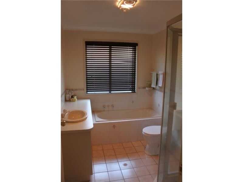 6 Alroe Ct, Kearneys Spring QLD 4350