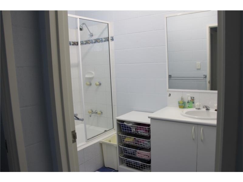 8 Rafferty Street, White Rock QLD 4868