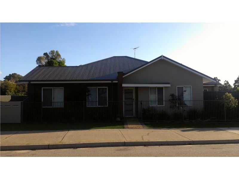 1/82 Fifth Road, Armadale WA 6112