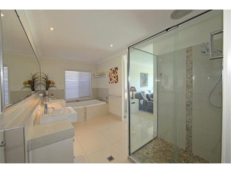 38 Bisdee Street, Coral Cove QLD 4670